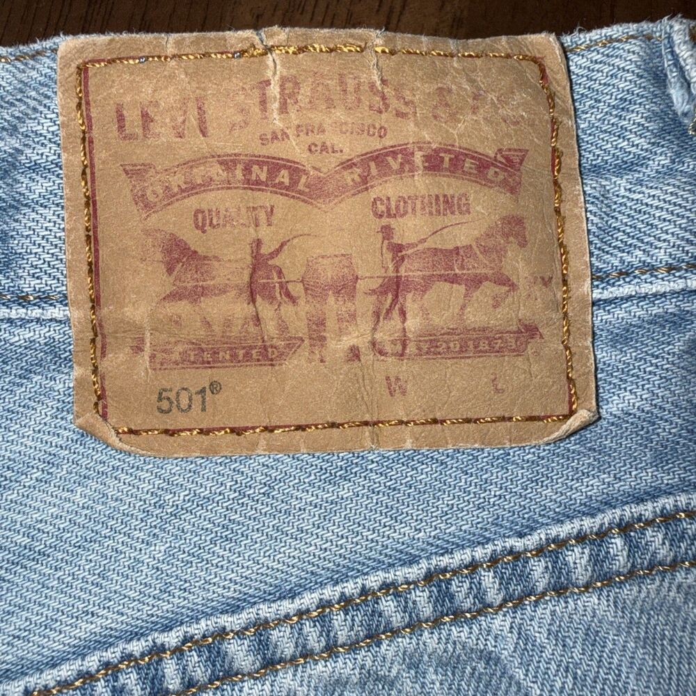 Levis 501 Jeans Cut Off Shorts Light Wash Distressed Raw Hem Button Fly W29 - Picture 6 of 14